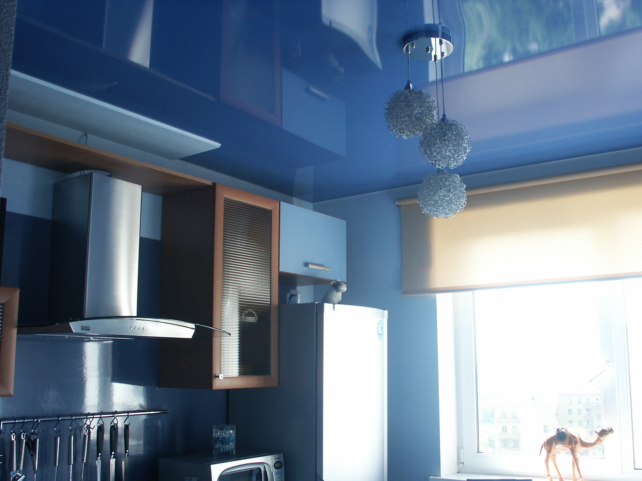 Можно ли устанавливать натяжной потолок на кухне