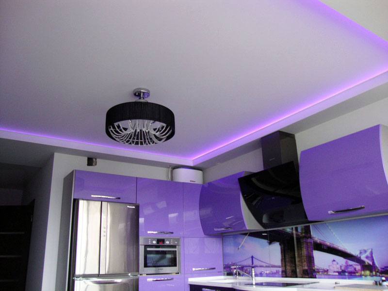 Достоинства двухуровневой конструкции на кухонном потолке