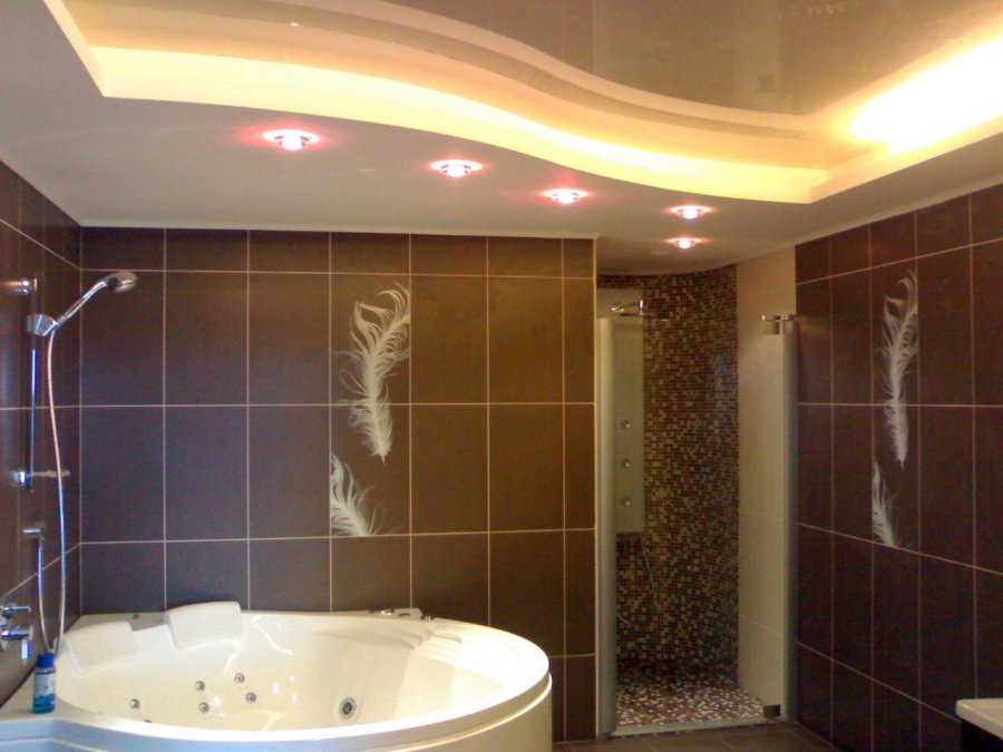 Как заказать многоуровневый потолок для ванной в Москве