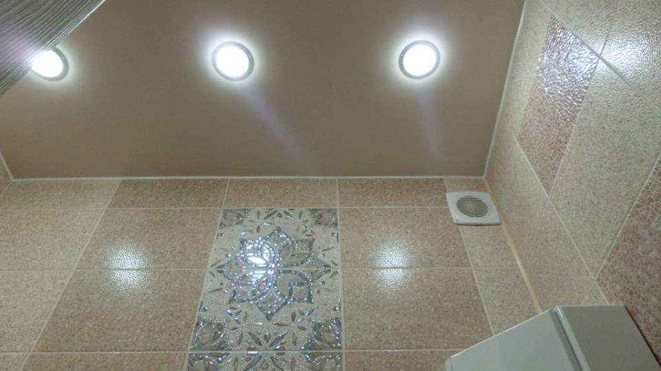 Матовый натяжной потолок в интерьере ванной