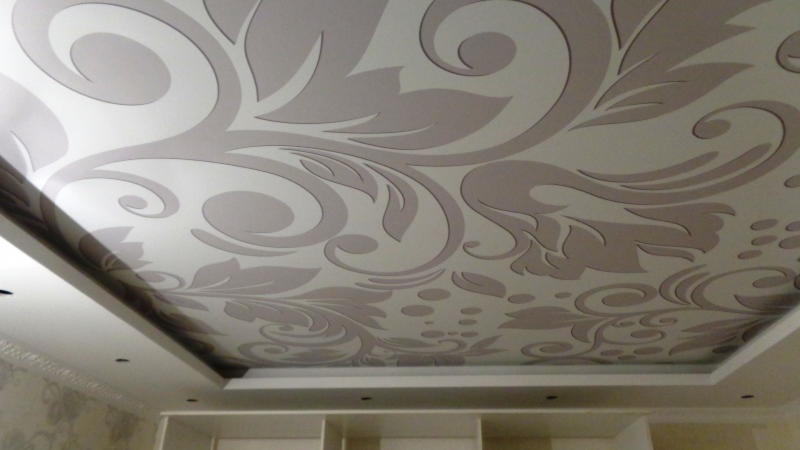 Достоинства тканевого потолка в спальне