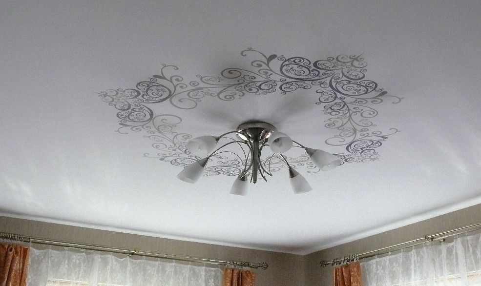 Как в Москве сделать тканевый натяжной потолок в гостиной